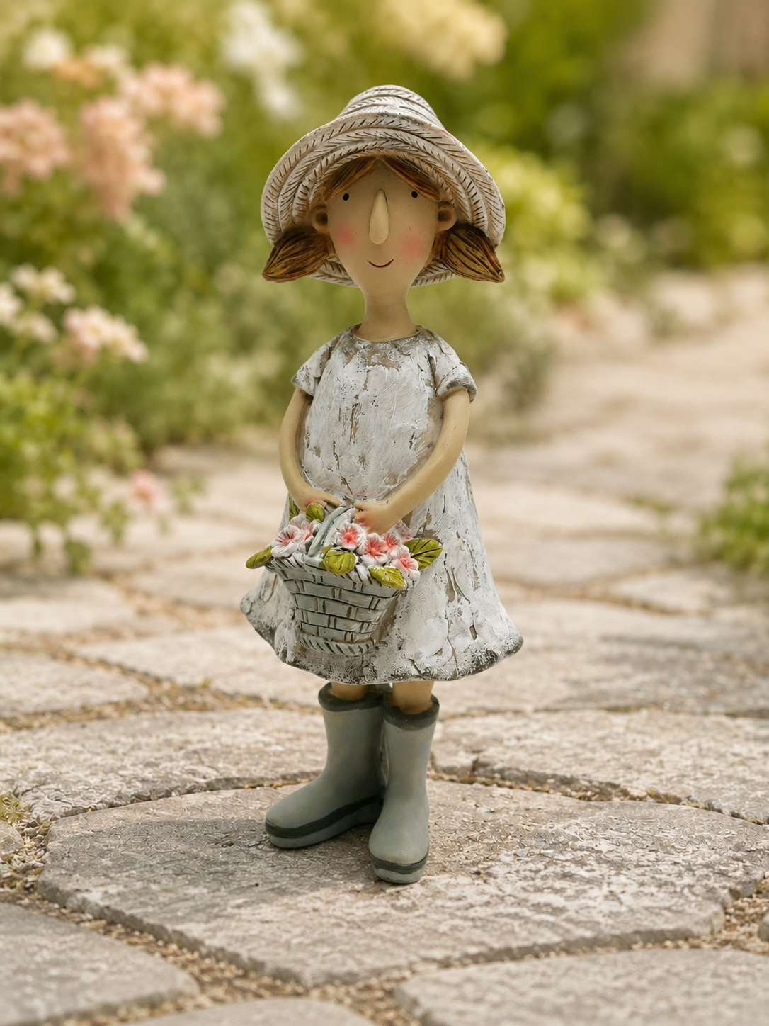 Dekorationsfigur pige med blomsterkurv